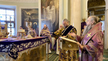В Неделю 4-ю Великого поста епископ Солнечногорский Алексий совершил Божественную Литургию в Троицком соборе Данилова монастыря