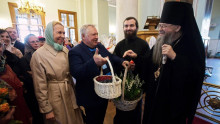 Сотрудники Данилова монастыря поздравили наместника обители с Пасхой Христовой