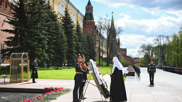 Святейший Патриарх Кирилл возложил венок к могиле Неизвестного солдата у Кремлевской стены | Московский Данилов монастырь