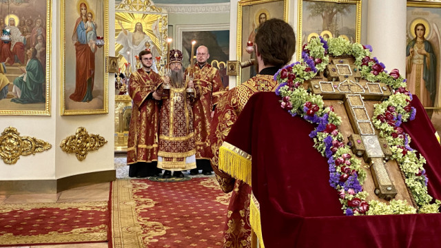 В праздник Изнесения Честных Древ Животворящего Креста Господня Епископ Алексий совершил Божественную Литургию в Даниловом монастыре | Московский Данилов монастырь