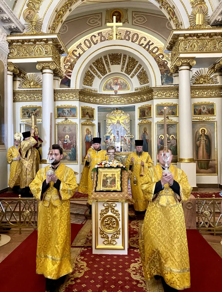 Божественная Литургия в Троицком соборе в Неделю 8-ю по Пятидесятнице