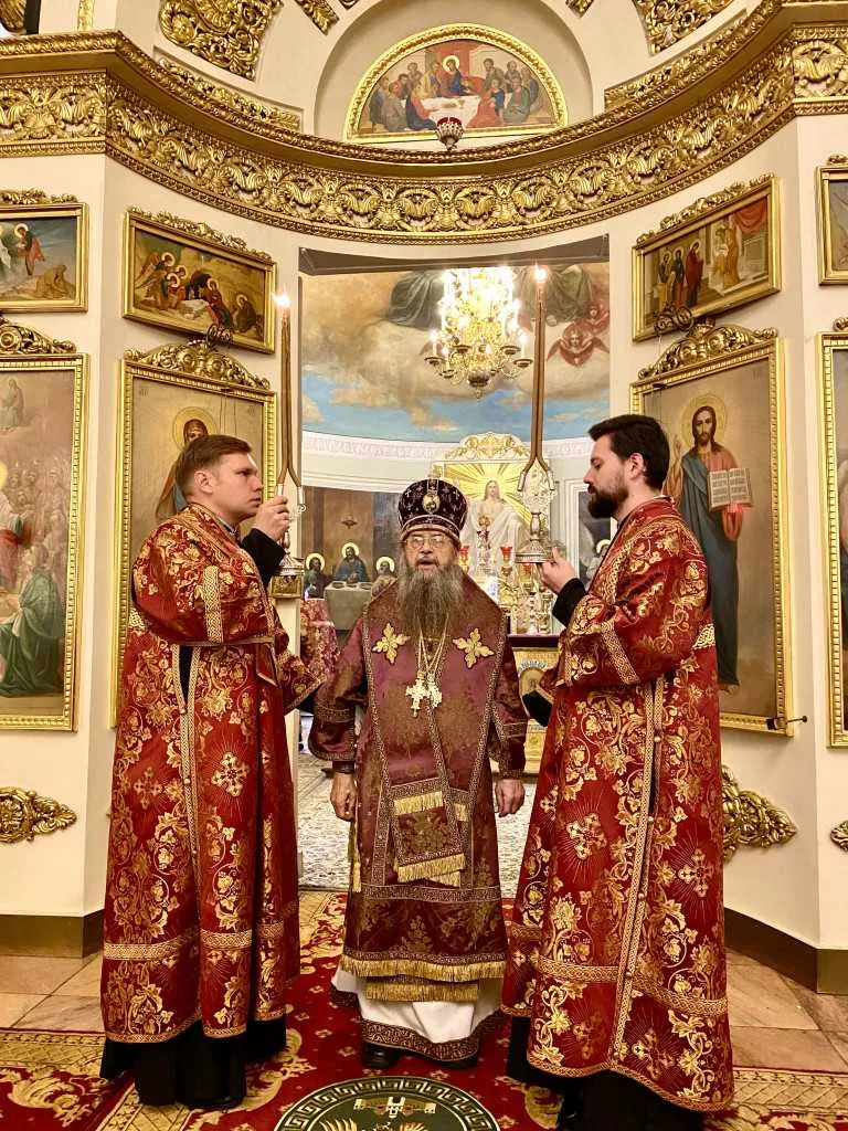 В Неделю 17-ю по Пятидесятнице епископ Алексий совершил Божественную Литургию в Троицком соборе