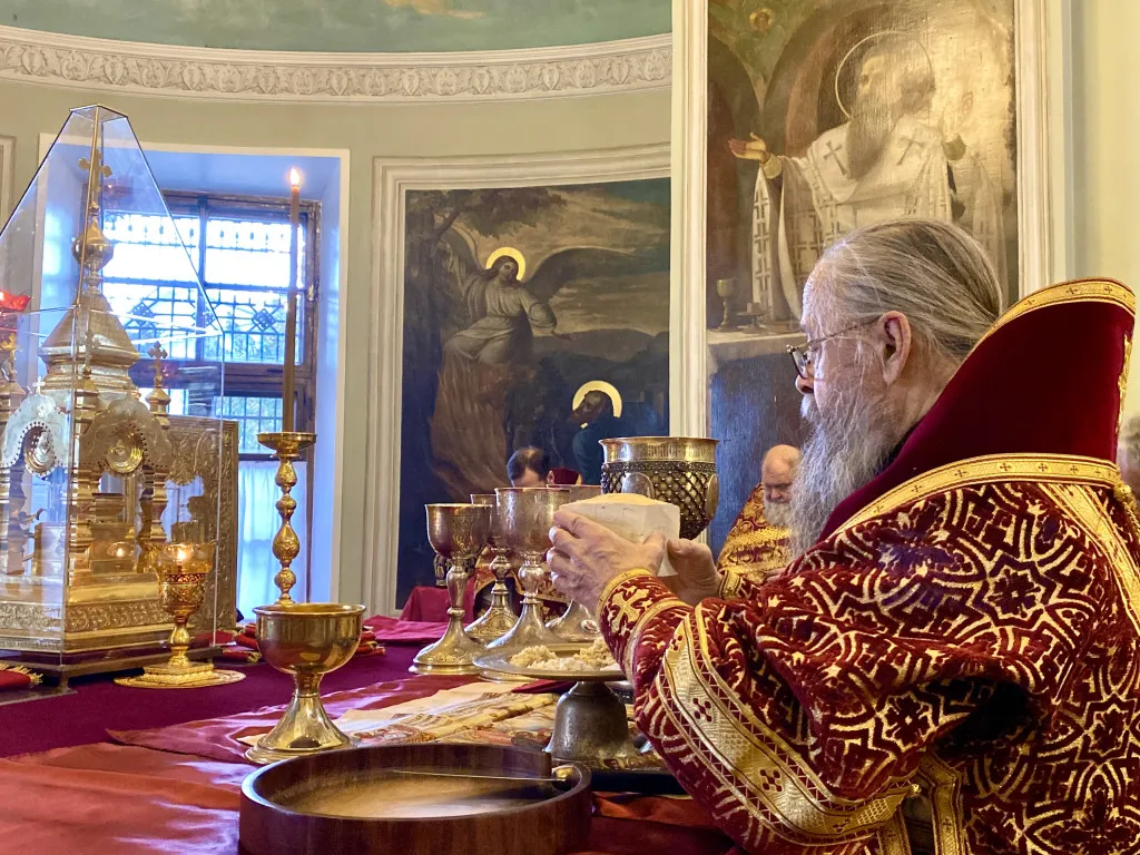 Божественная Литургия в Троицком соборе в Неделю 16-ю по Пятидесятнице