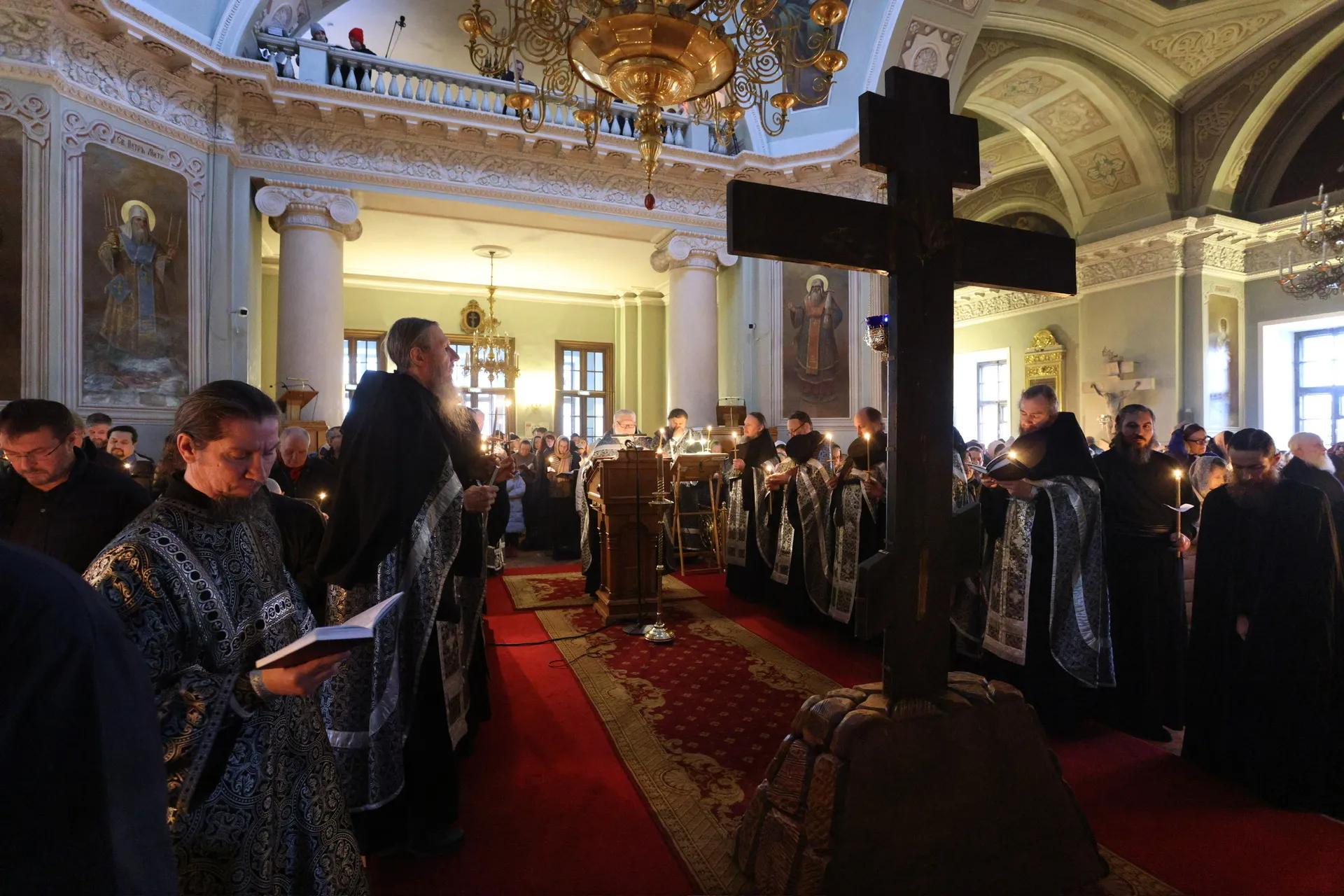 В Даниловом монастыре совершена утреня Великого Пятка с чтением двенадцати  Страстных Евангелий