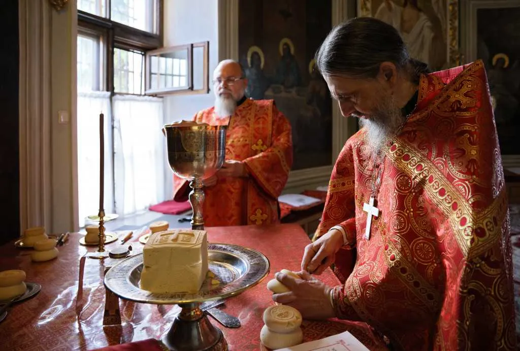 Торжественное богослужение в Неделю 5-ю по Пасхе, день памяти святителя Алексия Московского