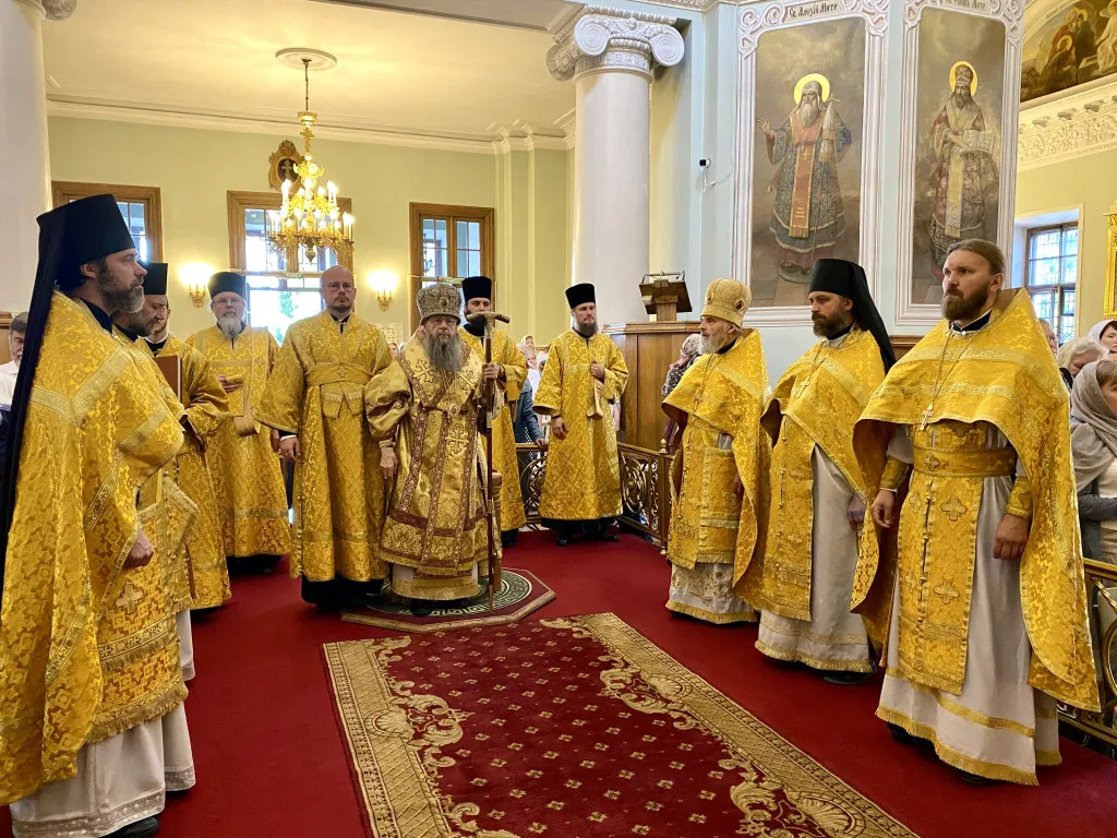 Божественная Литургия в Троицком соборе в Неделю 5-ю по Пятидесятнице