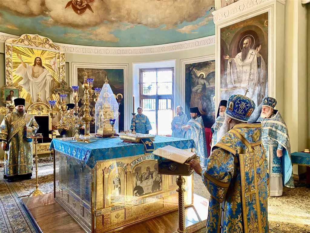 Божественная Литургия в Троицком соборе в Неделю 16-ю по Пятидесятнице