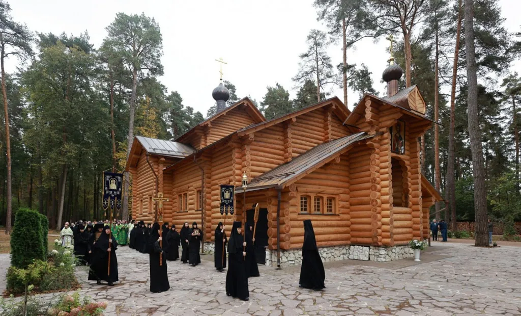 Епископ Солнечногорский Алексий возглавил престольный праздник храма в честь преподобного Силуана Афонского на подворье Зачатьевского монастыря в Барвихе