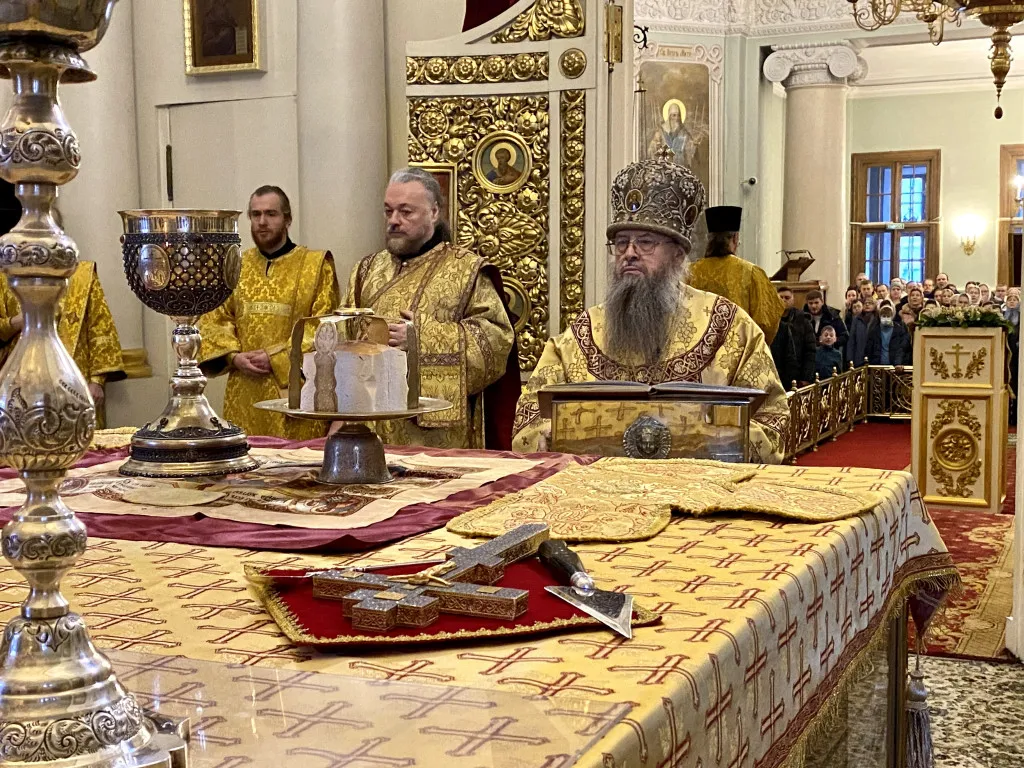 Божественная Литургия в Троицком соборе в Неделю 32-ю по Пятидесятнице