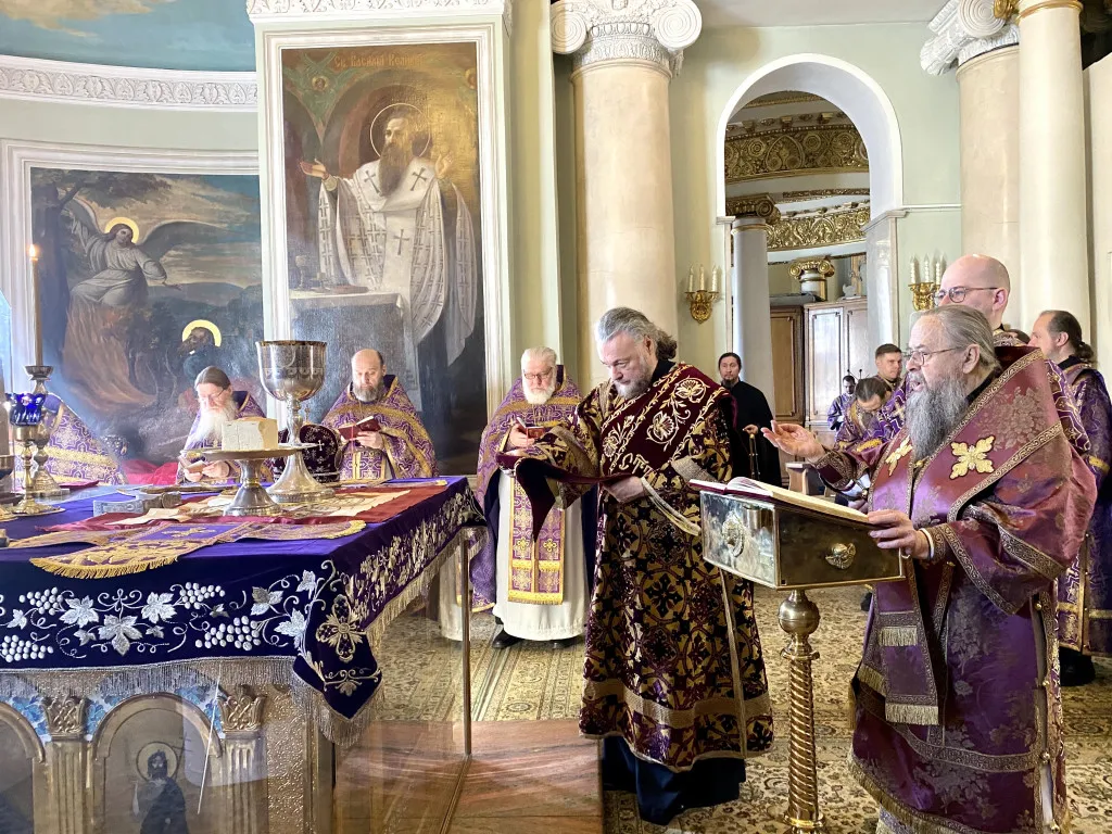 Божественная Литургия в Троицком соборе в Неделю 3-ю Великого поста, Крестопоклонную