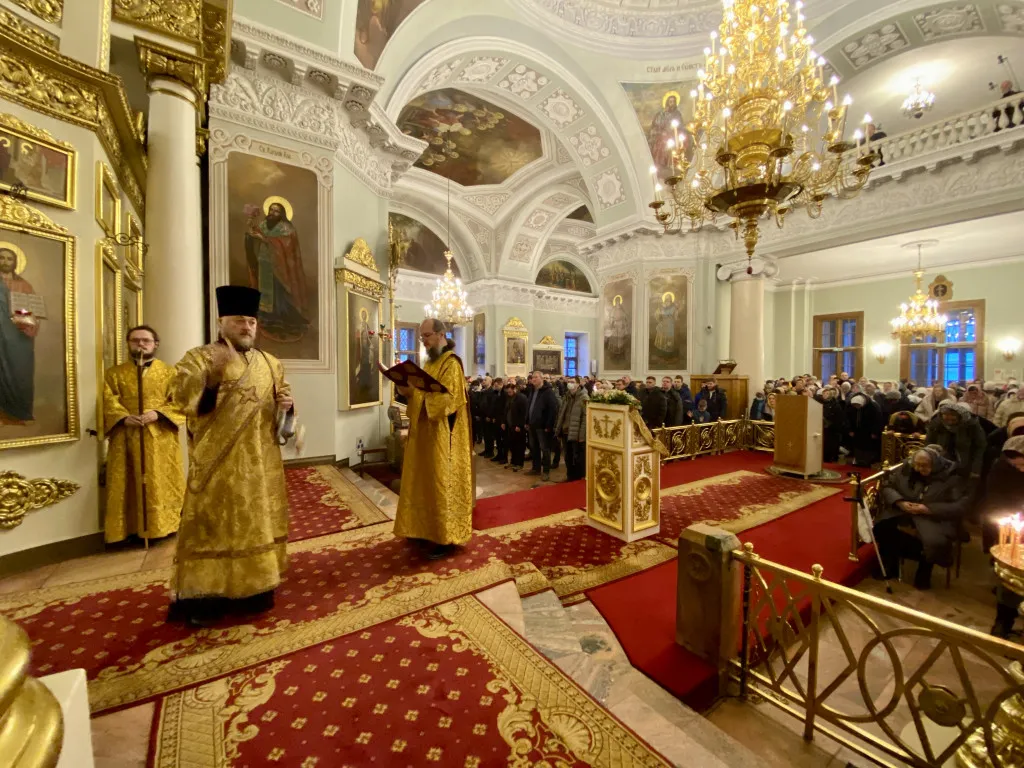 Божественная Литургия в Троицком соборе в Неделю 32-ю по Пятидесятнице