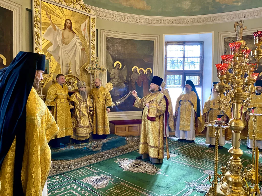 Божественная Литургия в Троицком соборе в Неделю 18-ю по Пятидесятнице