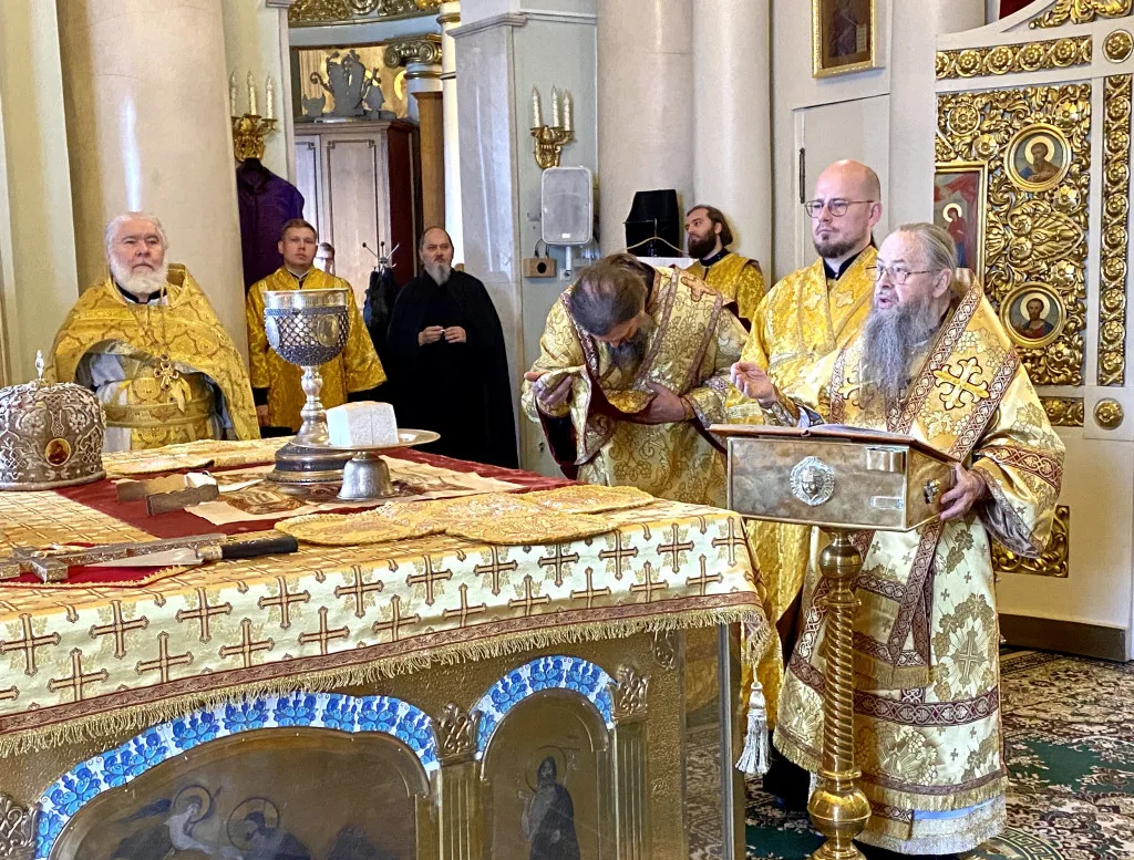 Божественная Литургия в Троицком соборе в Неделю 10-ю по Пятидесятнице