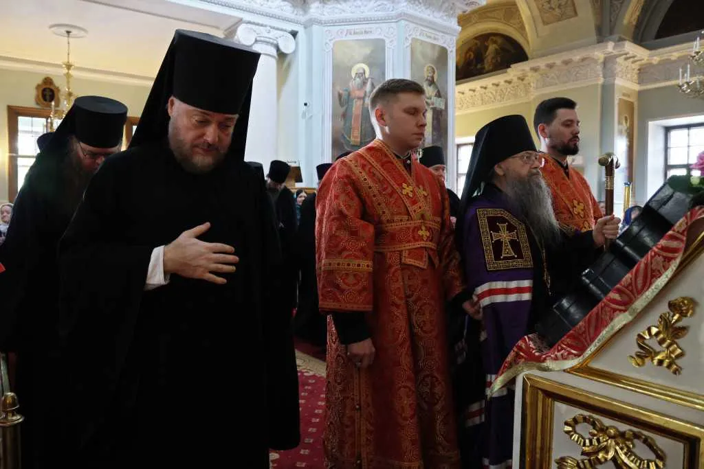 Торжественное богослужение в Неделю 5-ю по Пасхе, день памяти святителя Алексия Московского