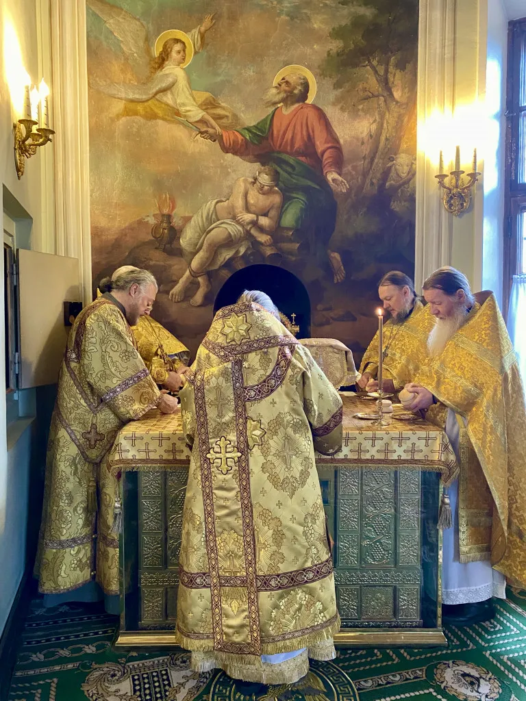 Божественная Литургия в Троицком соборе в Неделю 18-ю по Пятидесятнице
