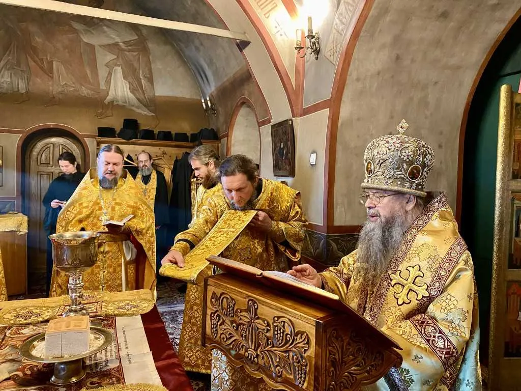 В Даниловом монастыре прошли богослужения воскресного дня