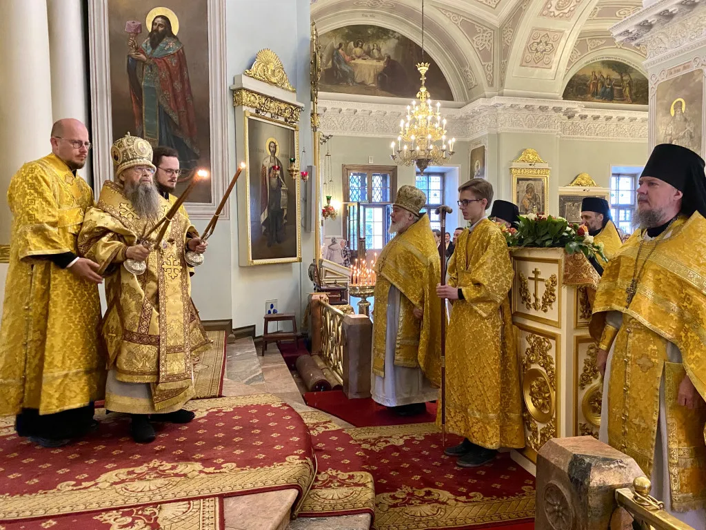 Божественная Литургия в Троицком соборе в Неделю 4-ю по Пятидесятнице