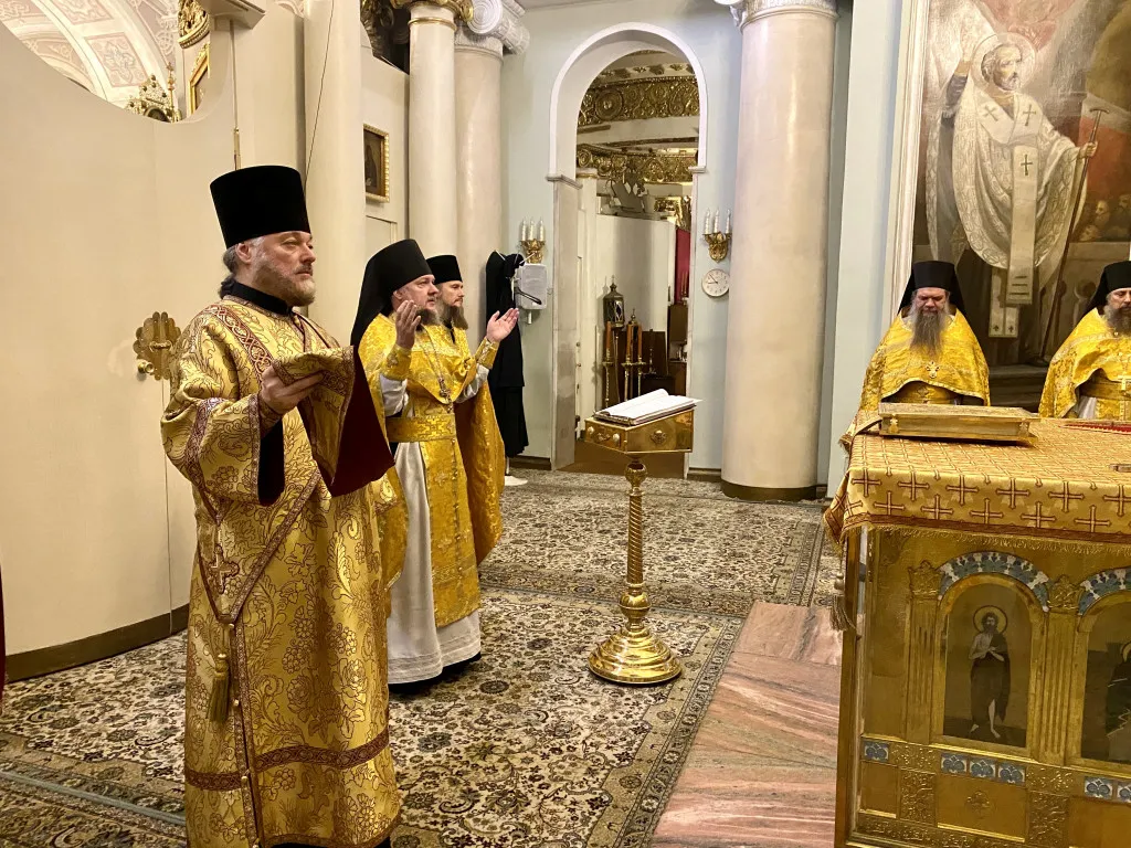 Божественная Литургия в Троицком соборе в Неделю 25-ю по Пятидесятнице