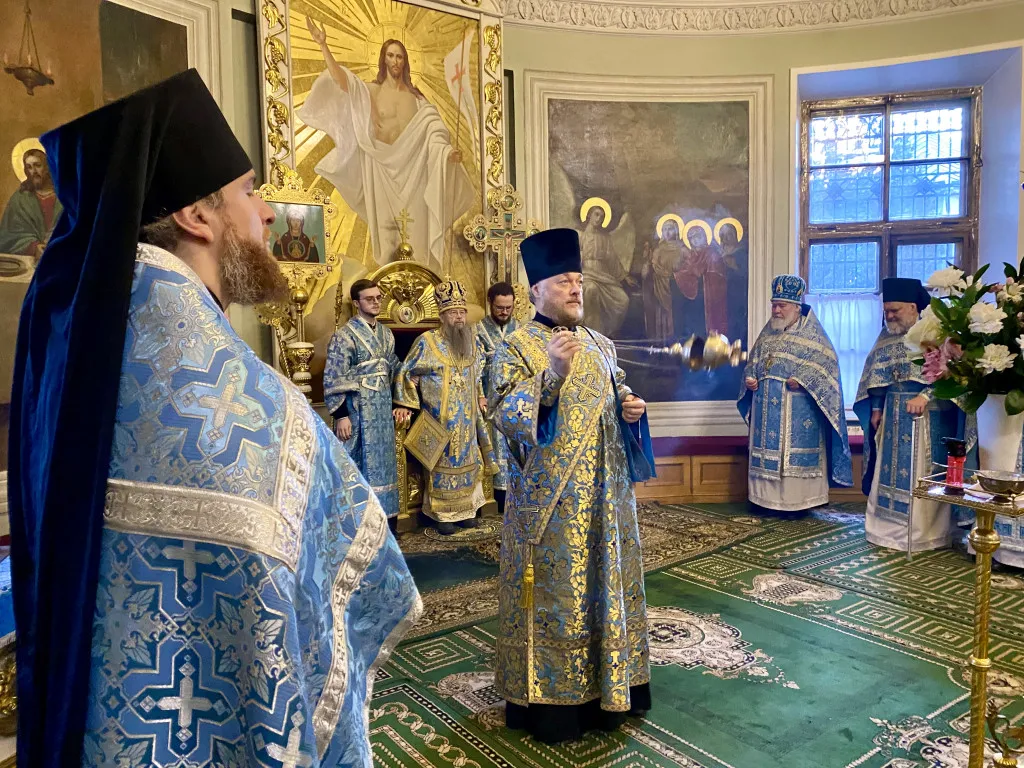 Божественная Литургия в Троицком соборе в Неделю 26-ю по Пятидесятнице