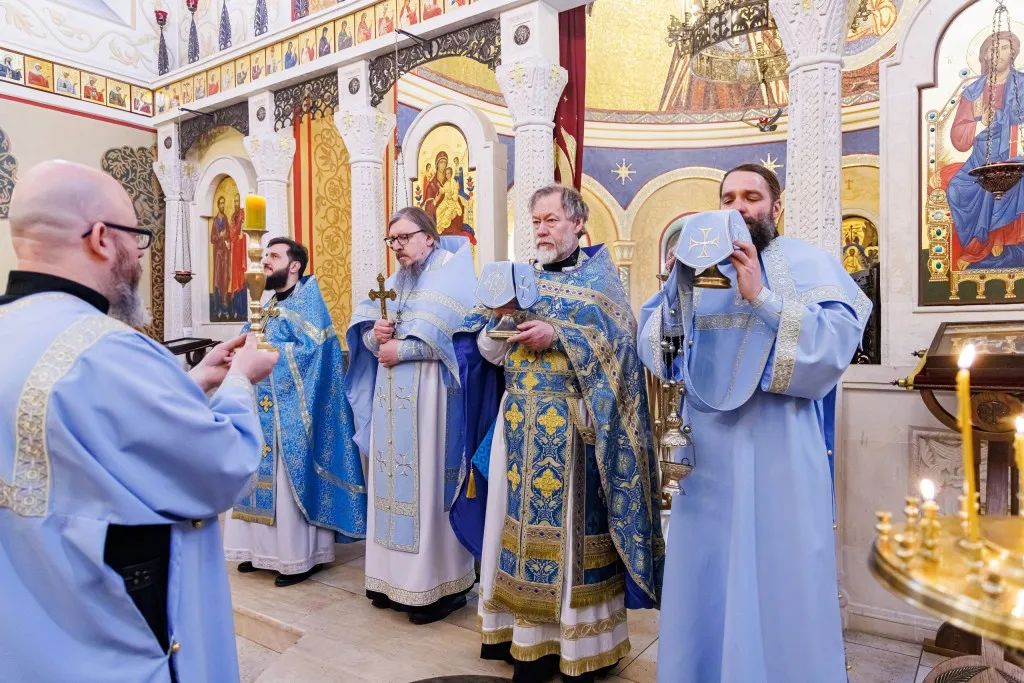 Епископ Алексий доставил икону Божией Матери «Целительница» в храм при НМИЦ ДГОИ им. Дмитрия Рогачева