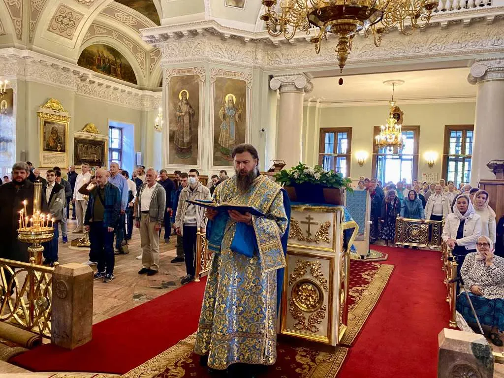 Божественная Литургия в Троицком соборе в Неделю 16-ю по Пятидесятнице