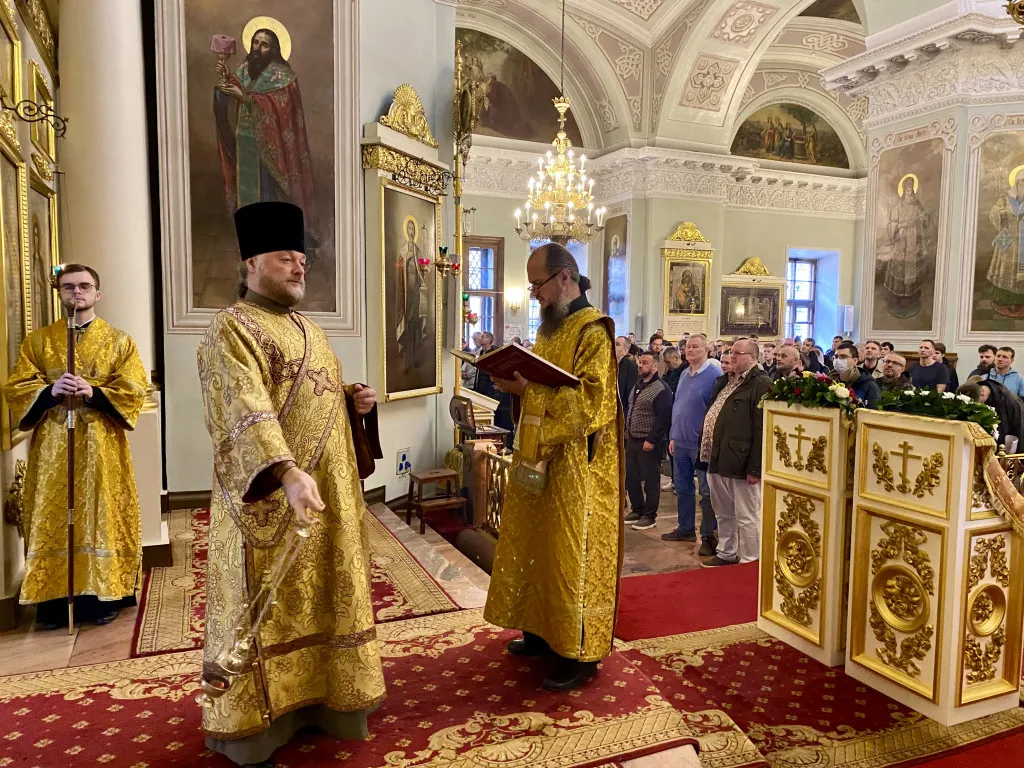 Божественная Литургия в Троицком соборе в Неделю 18-ю по Пятидесятнице