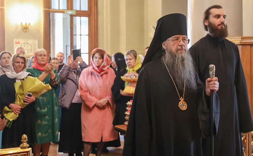 Сотрудники Данилова монастыря поздравили наместника обители с Пасхой Христовой