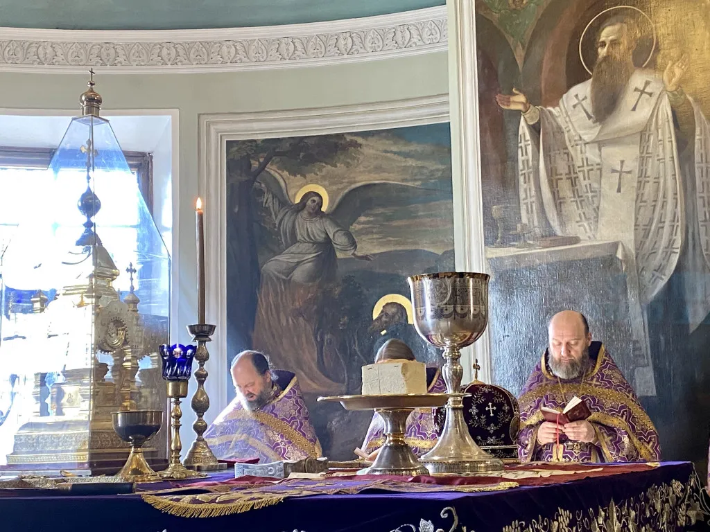 Божественная Литургия в Троицком соборе в Неделю 3-ю Великого поста, Крестопоклонную