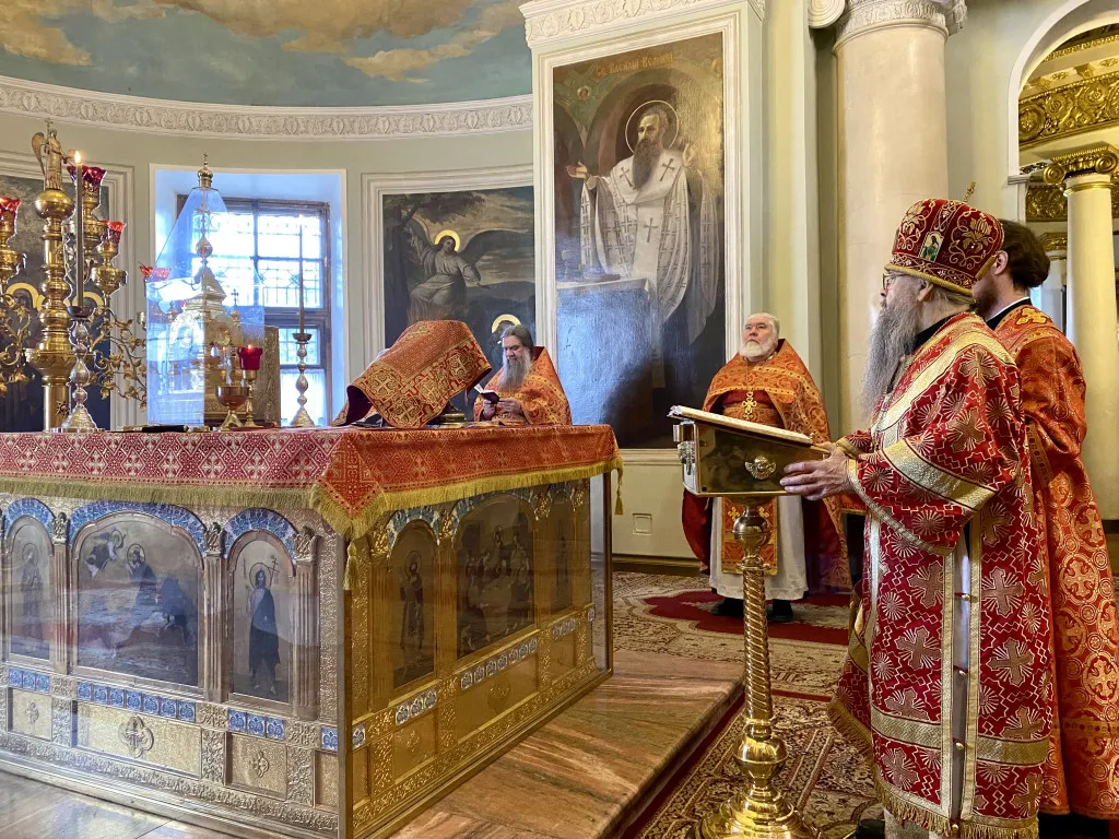 В Неделю 4 по Пасхе, о расслабленном, епископ Алексий совершил Божественную Литургию в Даниловом монастыре