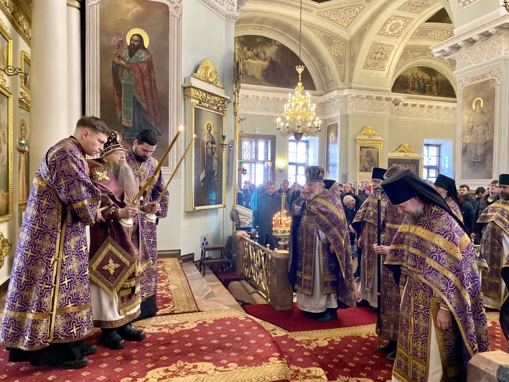 Божественная Литургия в Троицком соборе в Неделю 3-ю Великого поста, Крестопоклонную