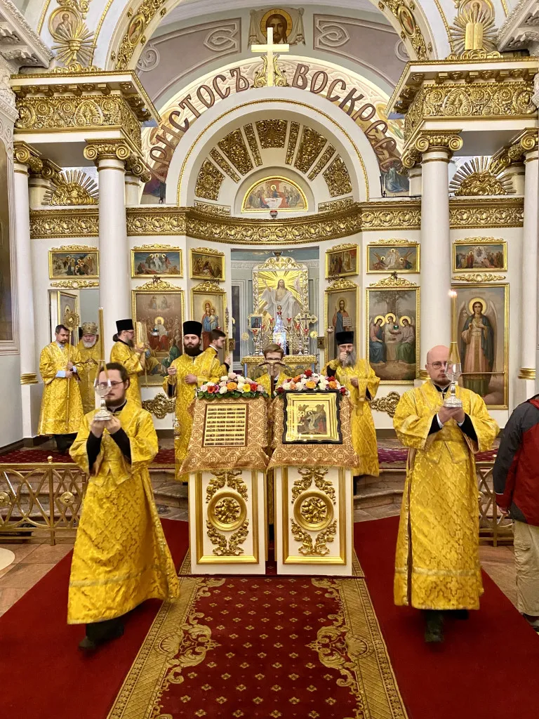 Божественная Литургия в Троицком соборе в Неделю 1-ю по Пятидесятнице, собор всех святых