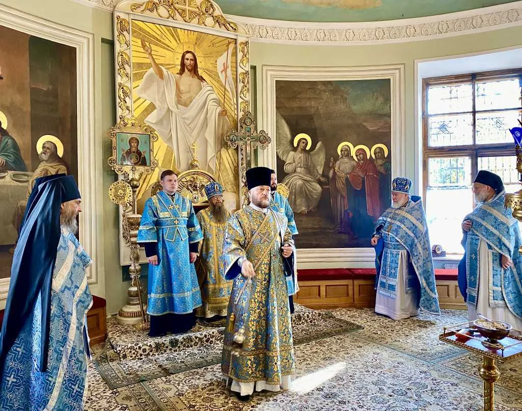 Божественная Литургия в Троицком соборе в Неделю 16-ю по Пятидесятнице