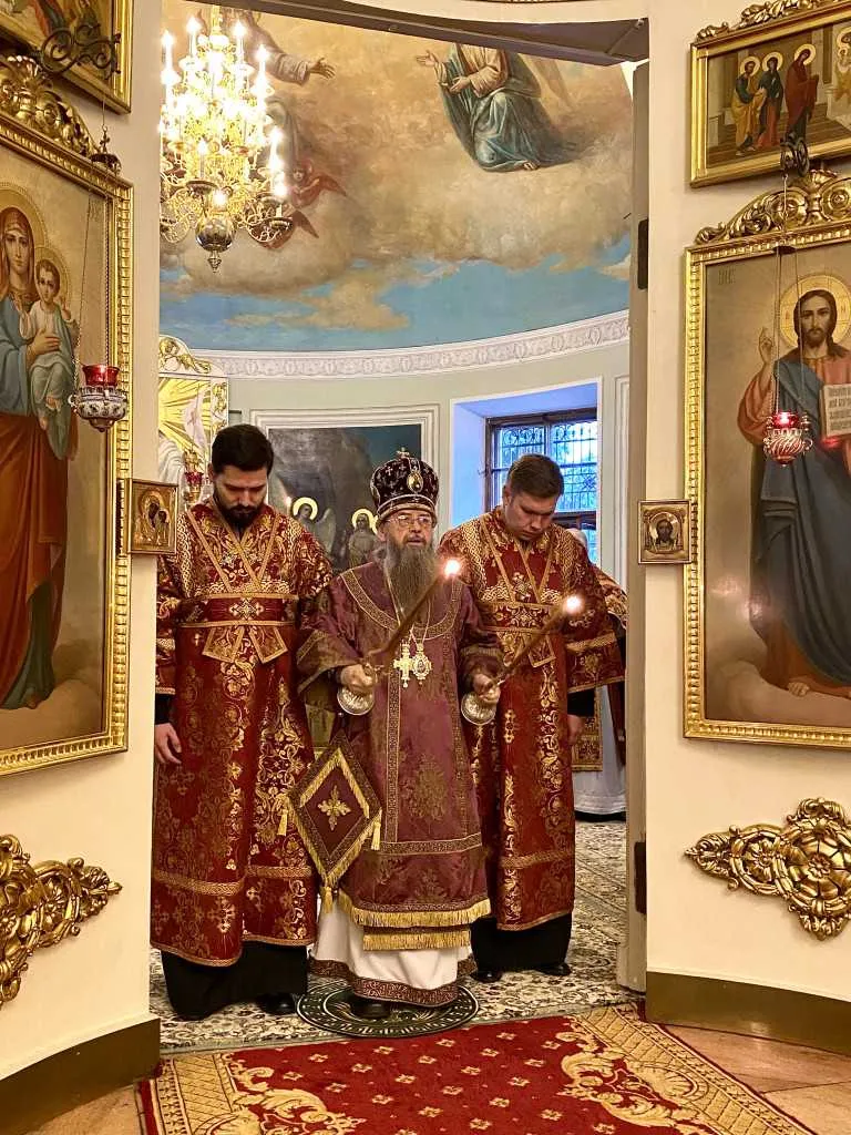 В Неделю 17-ю по Пятидесятнице епископ Алексий совершил Божественную Литургию в Троицком соборе