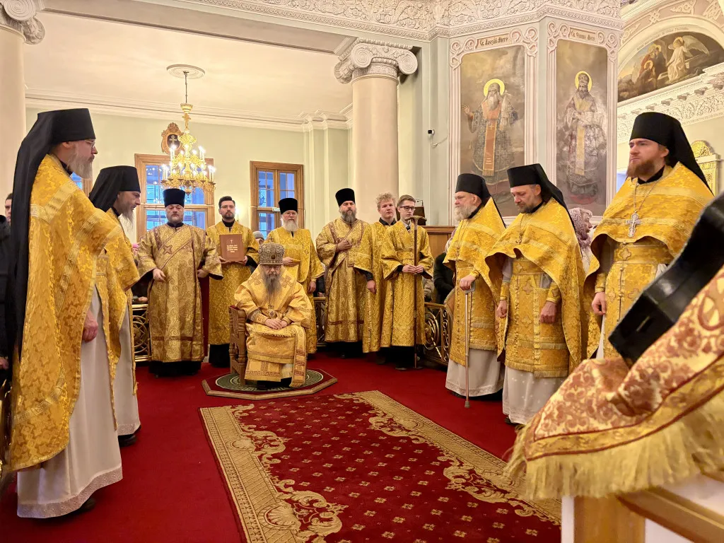 Божественная Литургия в Троицком соборе в Неделю о мытаре и фарисее