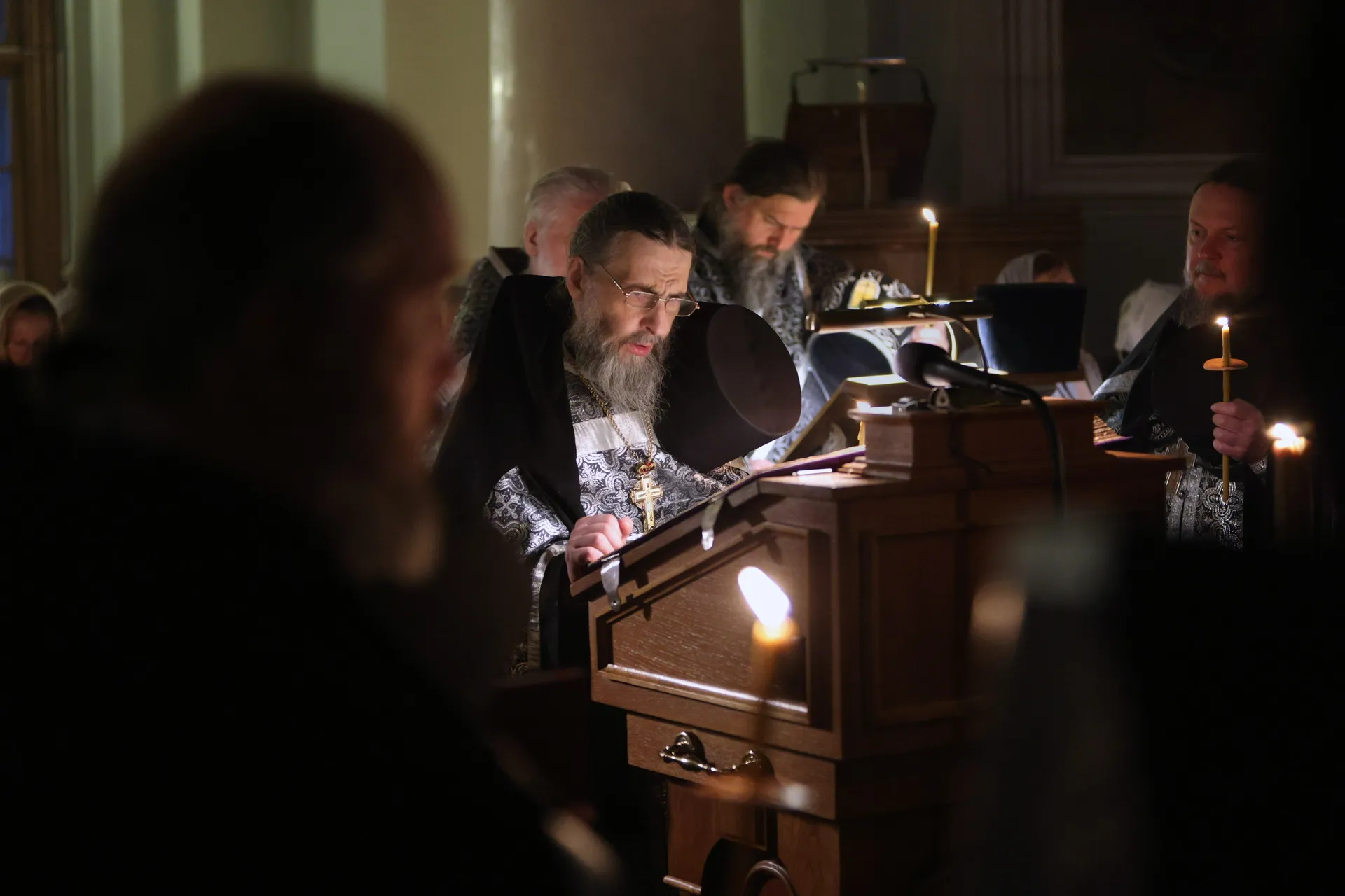 В Даниловом монастыре совершена утреня Великого Пятка с чтением двенадцати  Страстных Евангелий