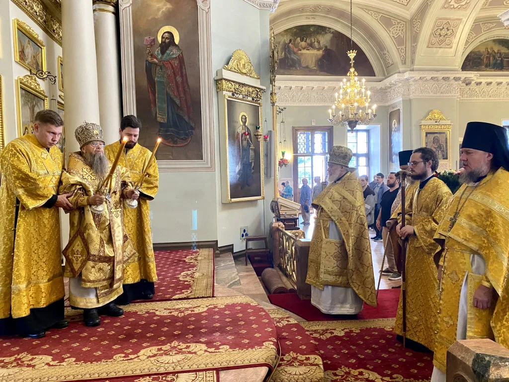 Божественная Литургия в Троицком соборе в Неделю 10-ю по Пятидесятнице