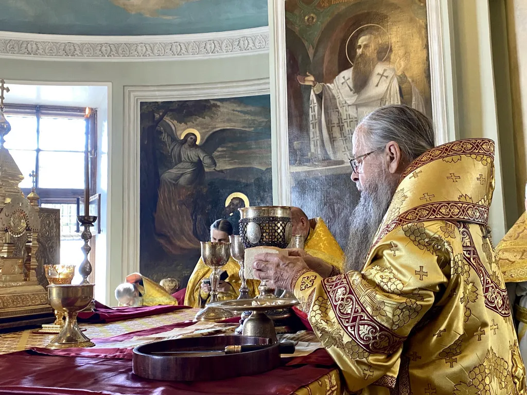 Божественная Литургия в Троицком соборе в Неделю 10-ю по Пятидесятнице