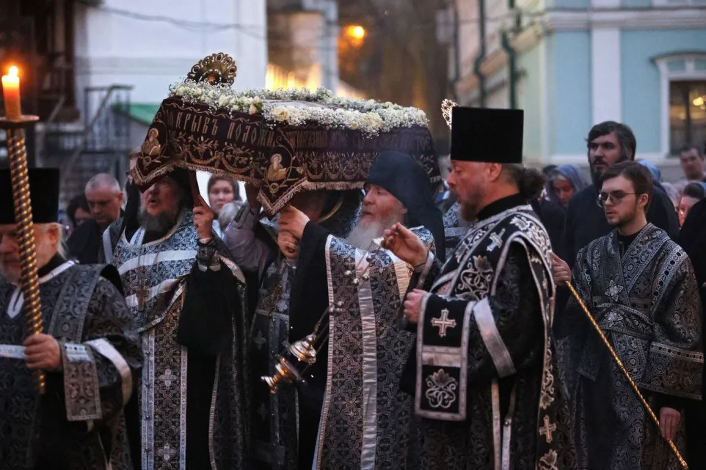 В канун Великой Субботы епископ Алексий возглавил утреню с чином погребения в Даниловой обители