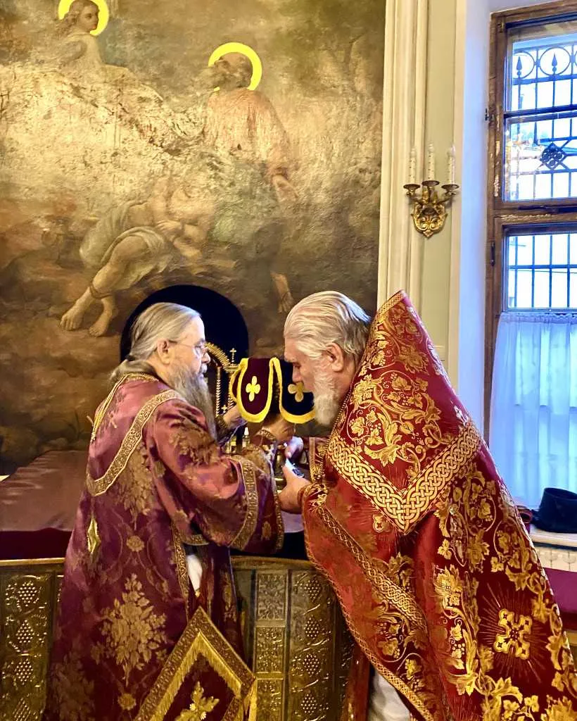 В Неделю 17-ю по Пятидесятнице епископ Алексий совершил Божественную Литургию в Троицком соборе