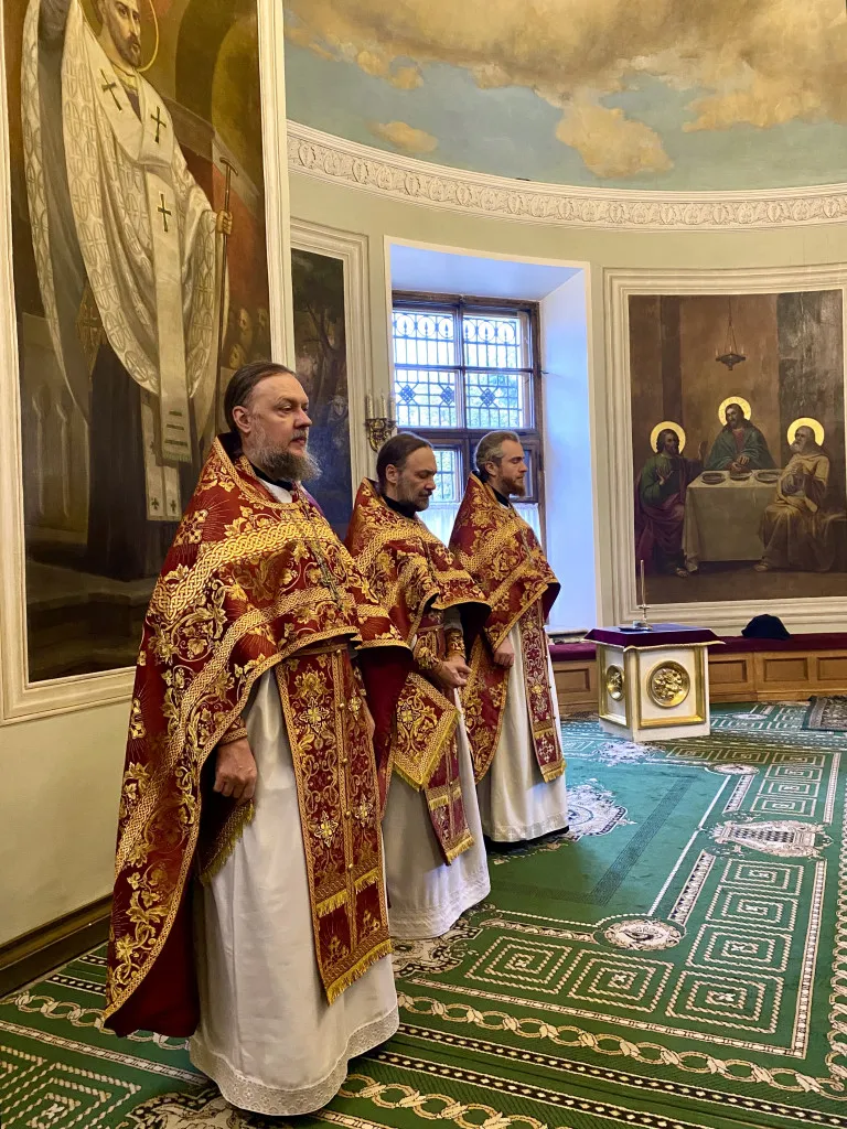 Божественная Литургия в Троицком соборе в Неделю 16-ю по Пятидесятнице