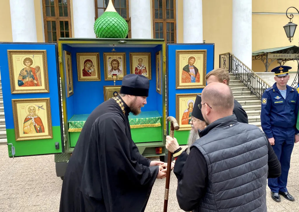 Епископ Алексий совершил освящение мобильной часовни для военнослужащих