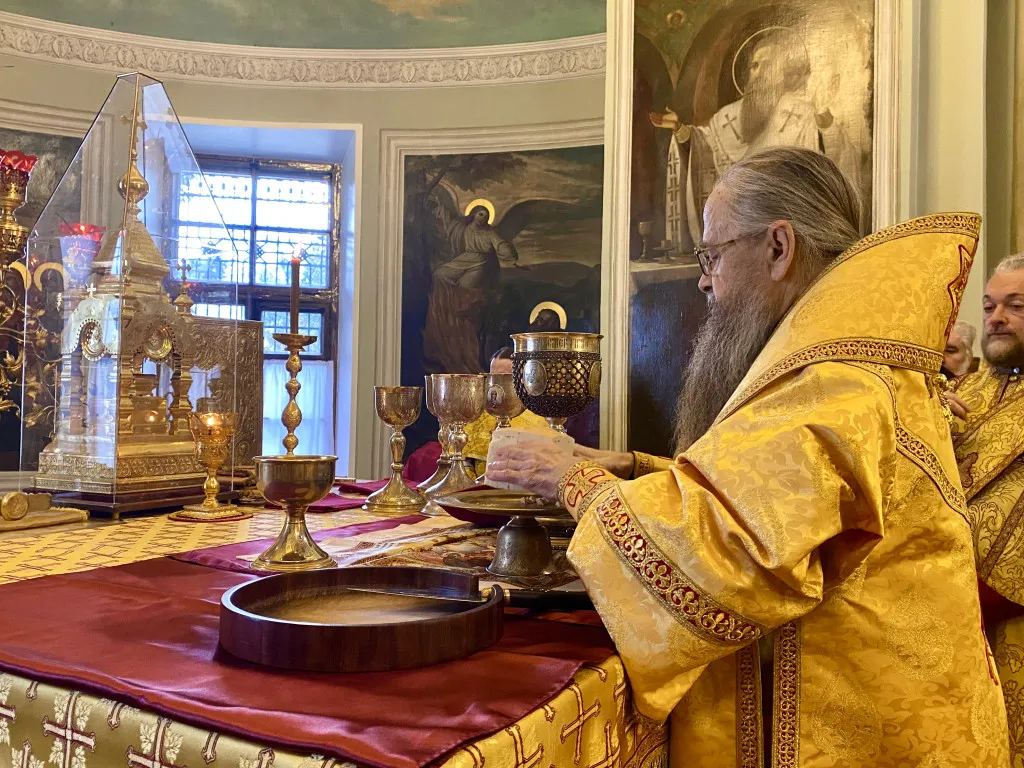 Божественная Литургия в Троицком соборе в Неделю 21-ю по Пятидесятнице