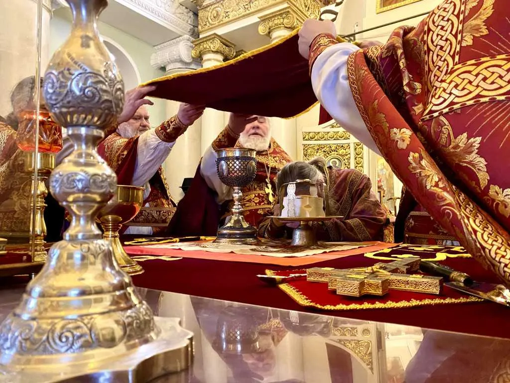 В Неделю 17-ю по Пятидесятнице епископ Алексий совершил Божественную Литургию в Троицком соборе