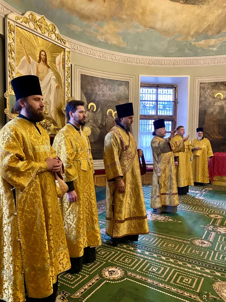 Божественная Литургия в Троицком соборе в Неделю 21-ю по Пятидесятнице