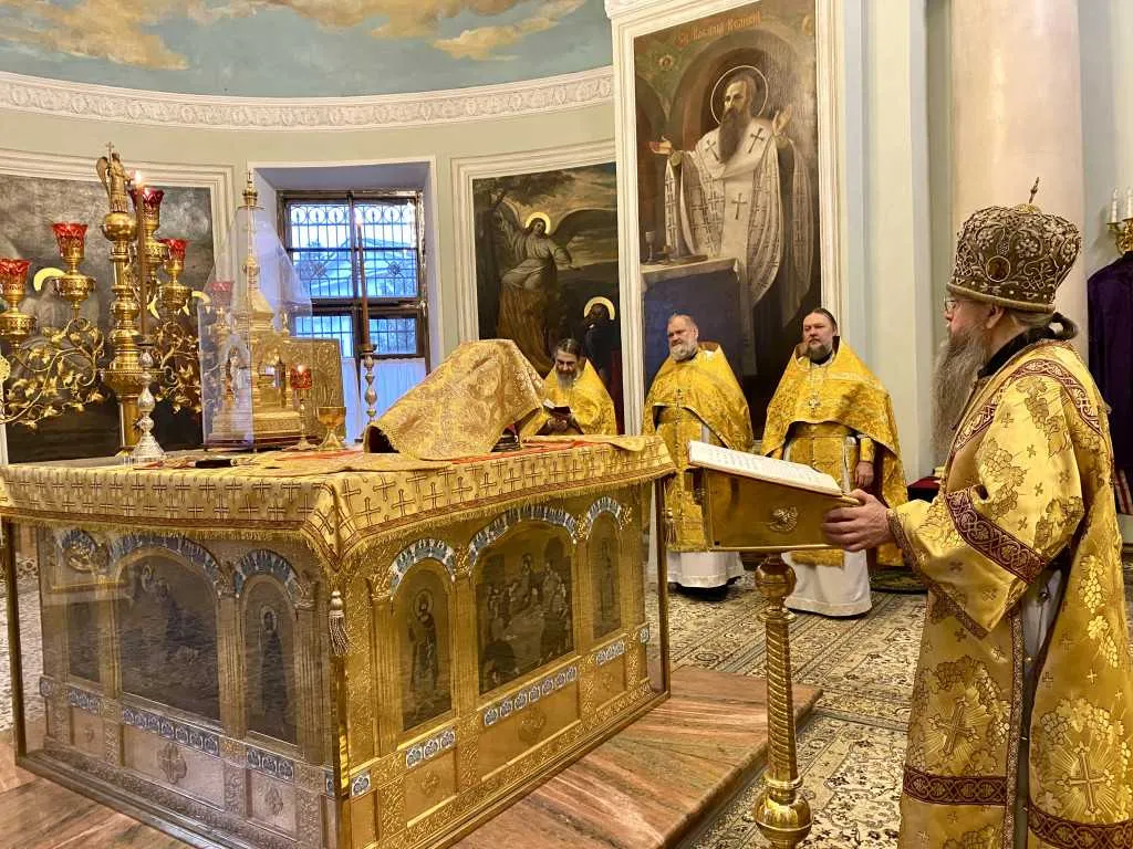 В Неделю 23-ю по Пятидесятнице епископ Алексий возглавил Божественную Литургию в Даниловой обители