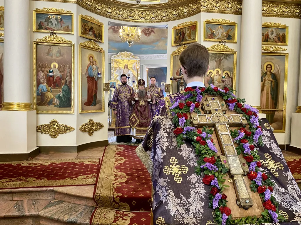 Божественная Литургия в Троицком соборе в Неделю 3-ю Великого поста, Крестопоклонную