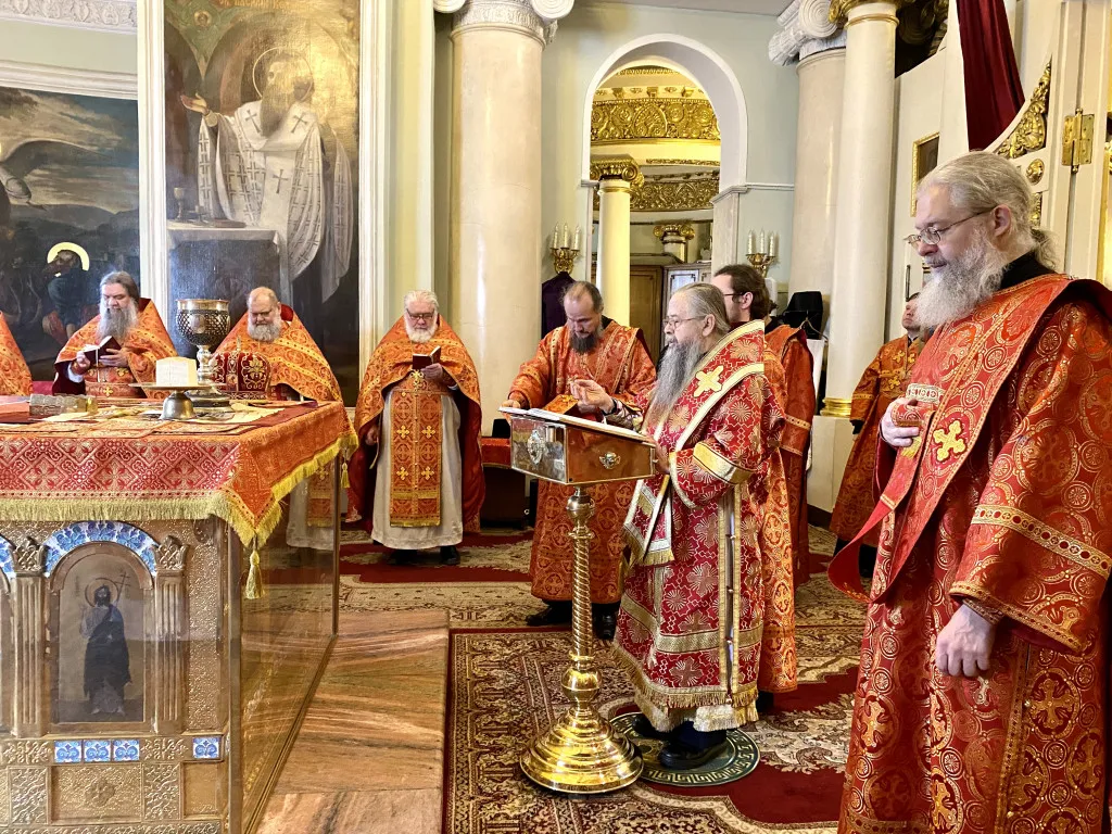 В Неделю 4 по Пасхе, о расслабленном, епископ Алексий совершил Божественную Литургию в Даниловом монастыре