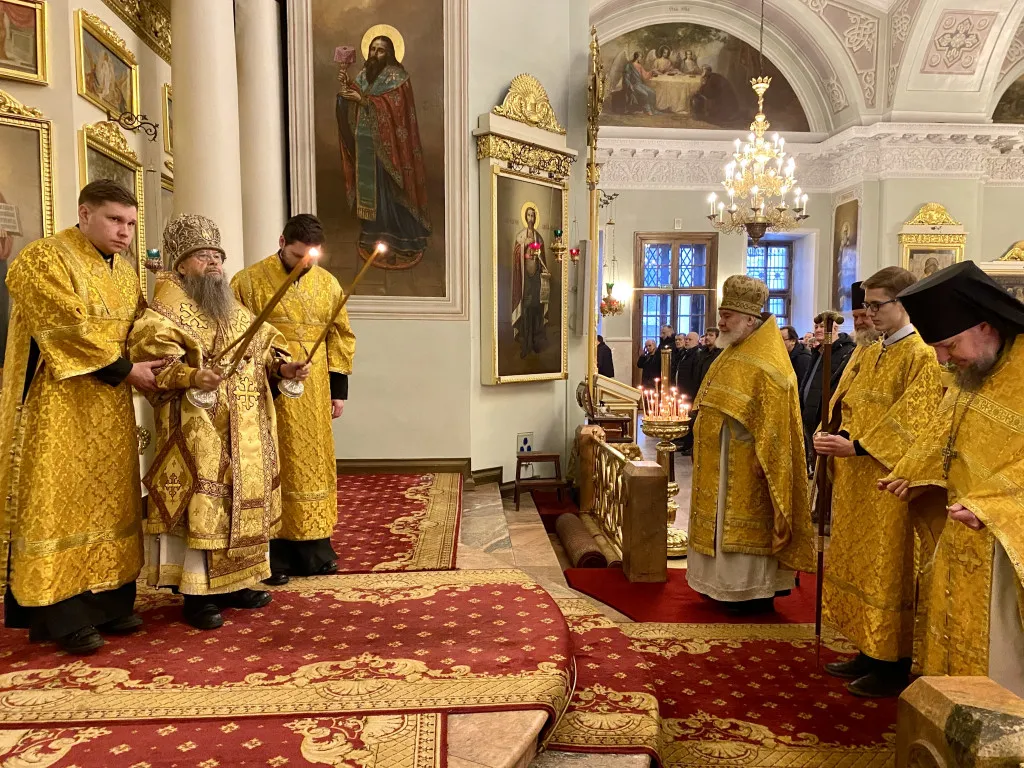 Божественная Литургия в Троицком соборе в Неделю о мытаре и фарисее