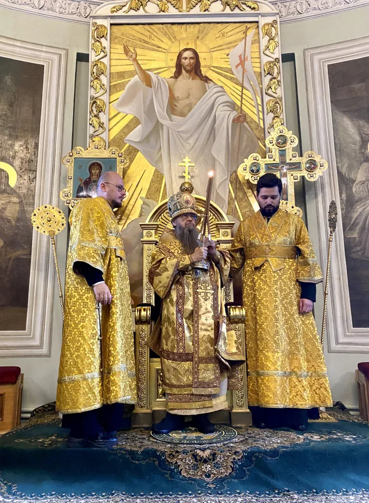 Божественная Литургия в Троицком соборе в Неделю 4-ю по Пятидесятнице