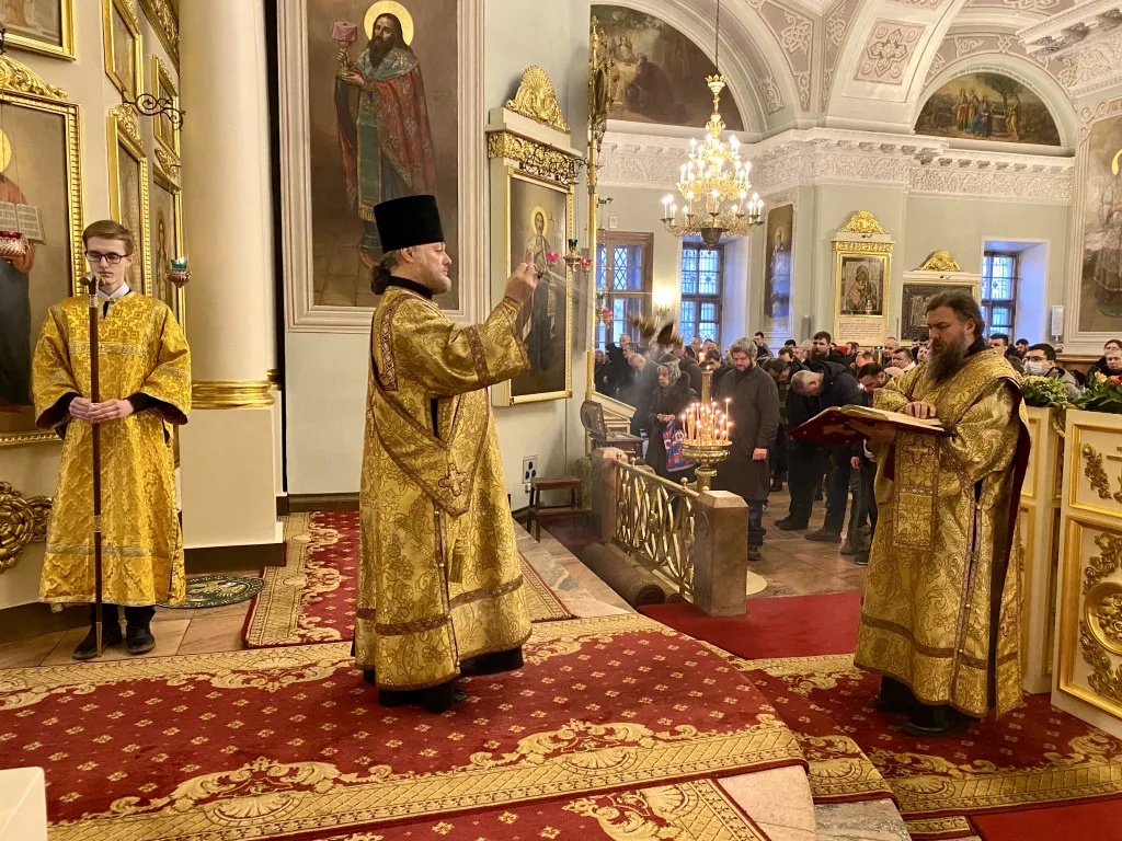 Божественная Литургия в Троицком соборе в Неделю о мытаре и фарисее